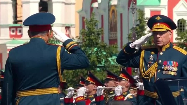 俄罗斯国防部长绍伊古乘车检阅部队 全程敬礼致意