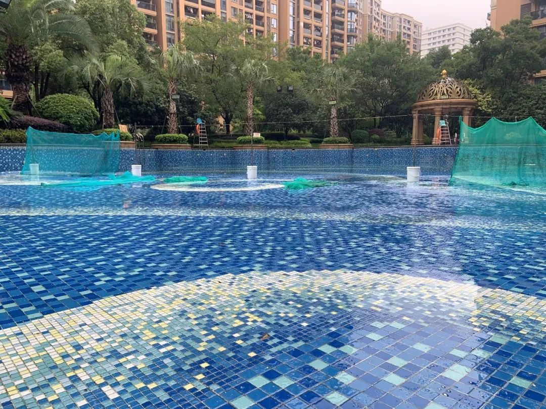 是点缀还是累赘?实地探访杭州各小区泳池