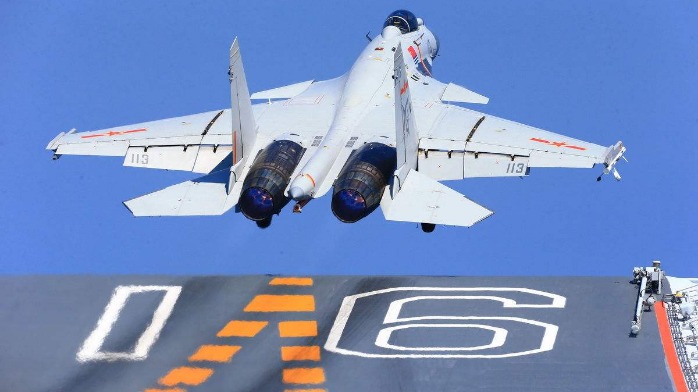 气场超强第一视角看歼15在辽宁舰起降