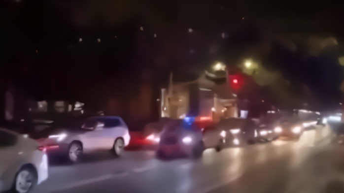 抗议者车队在纽约市长家门外鸣笛：我们不睡，你也别想睡