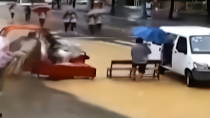 暴雨中，铜仁三轮车面包车长凳接力渡学生