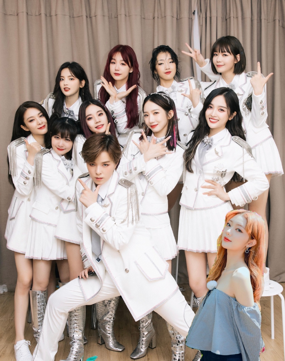 火箭少女101举行了解散告别典礼,孟美岐晒出了与每一个成员的合照,并