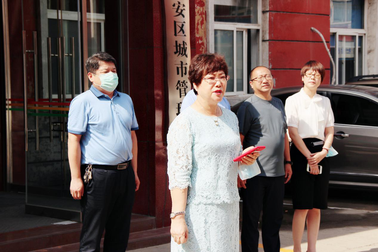 神威大药房开展“心系户外守护者，共建美丽和谐省会城”活动