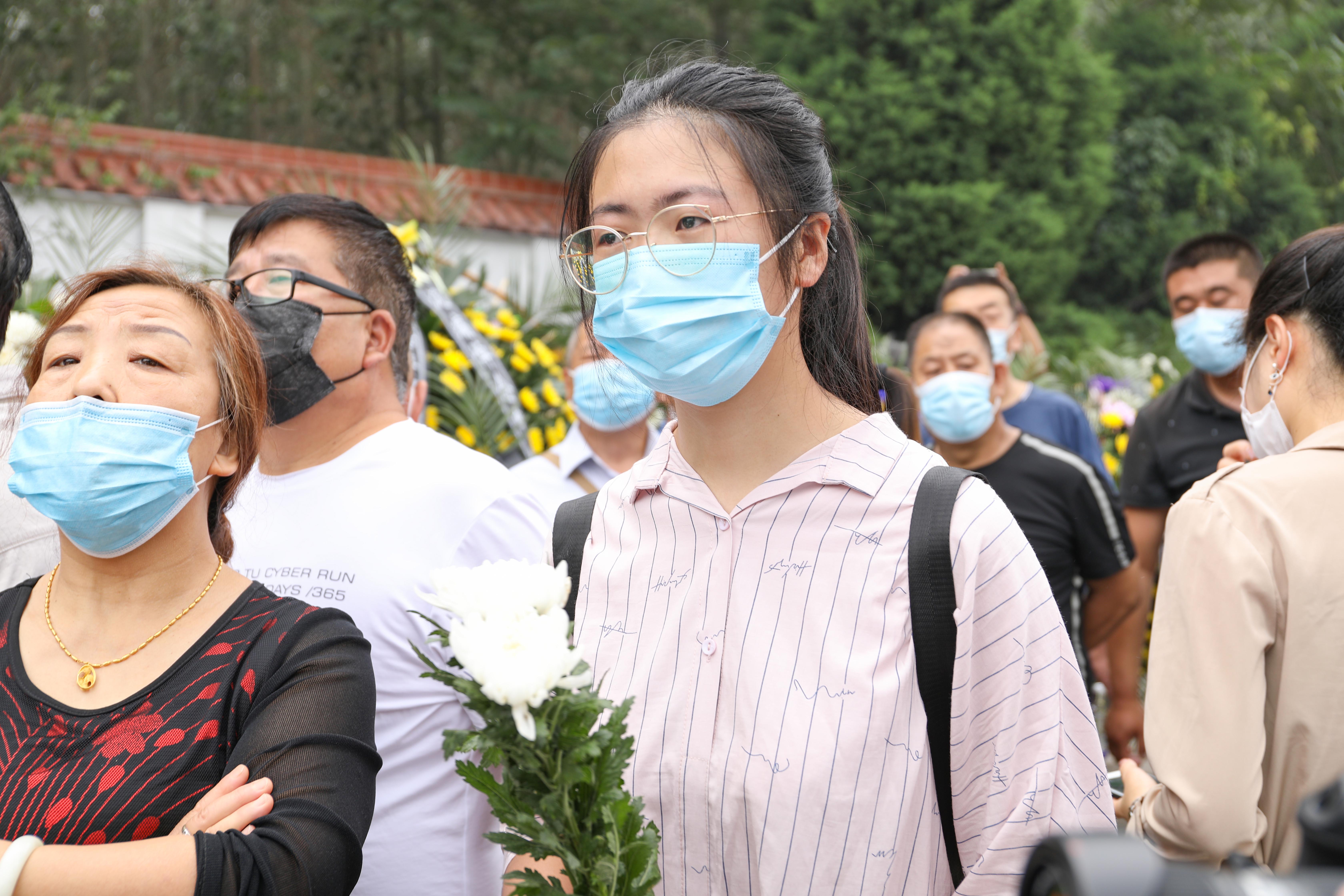 山西师范大学现代文理学院学生,手捧鲜花,为申纪兰奶奶送行。
