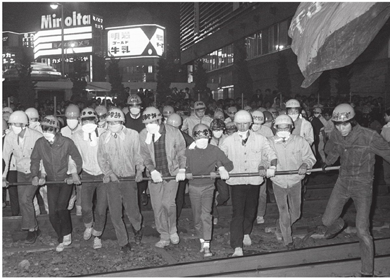 1968年10月,学生在新宿车站的铁轨上示威抗议( © 时事通信Photo)