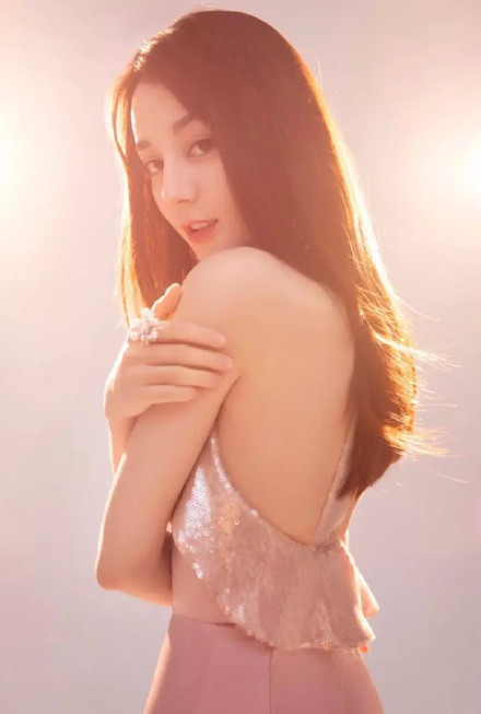 张含韵的幼态颜10年未变光滑的少女背才更绝