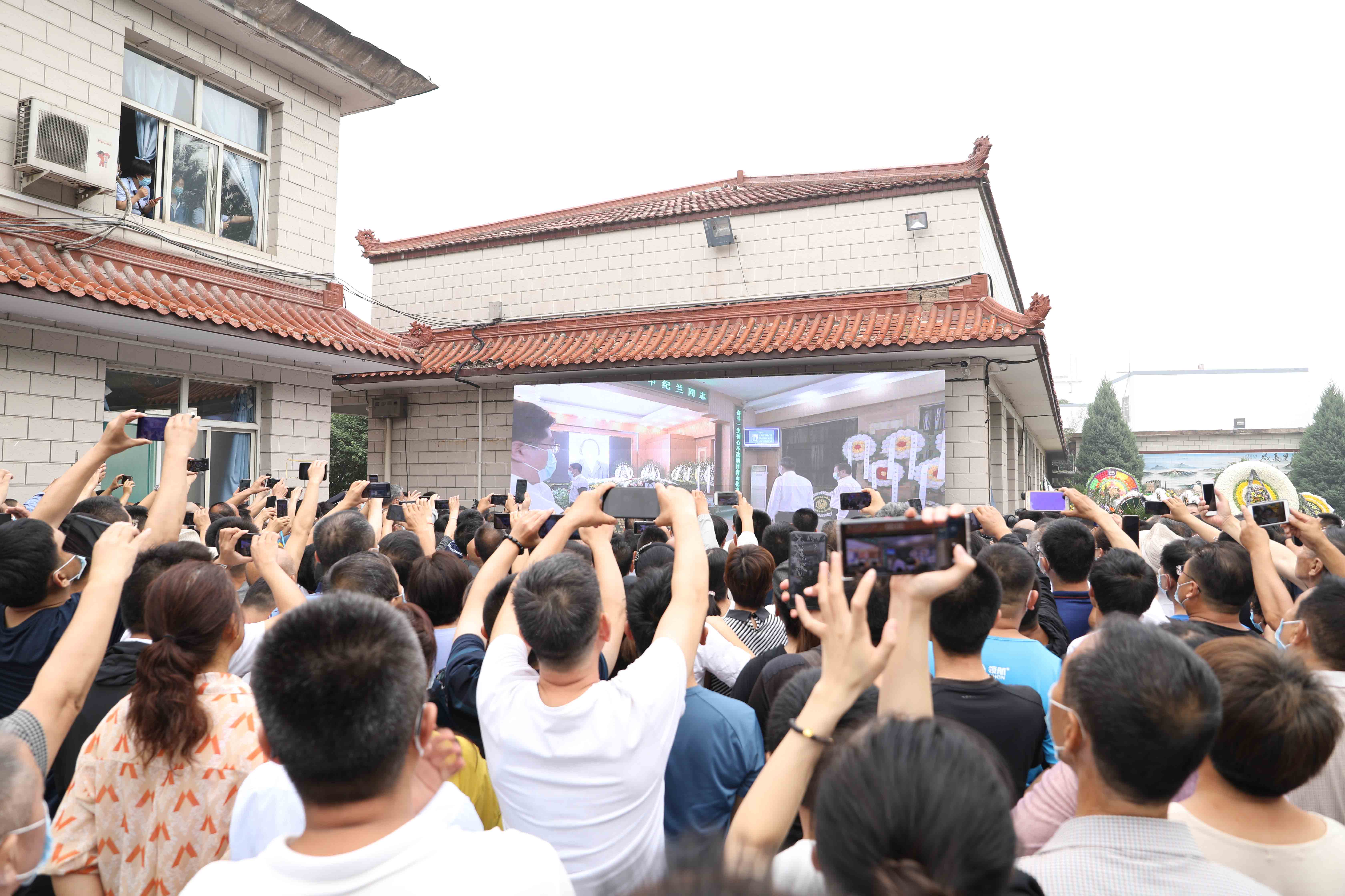 群众用手机记录哀悼时刻。