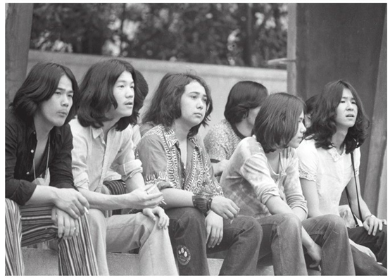 1971年一场摇滚音乐节上的日本嬉皮士( © 共同通信)