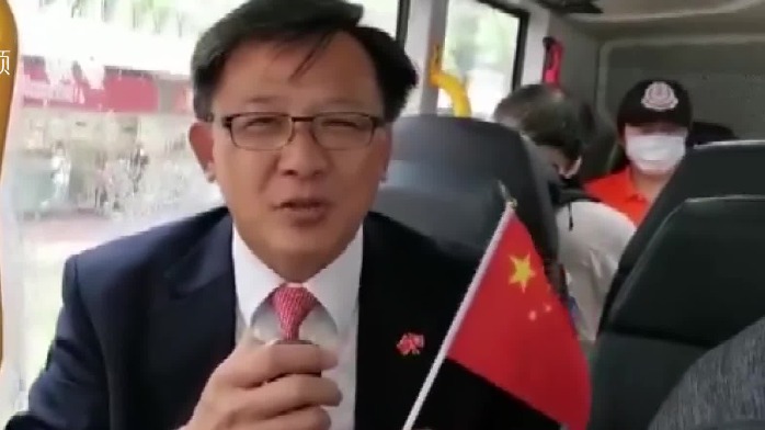 香港举行海陆大巡游：霍启刚、张明敏为醒狮点睛 何君尧登上花车