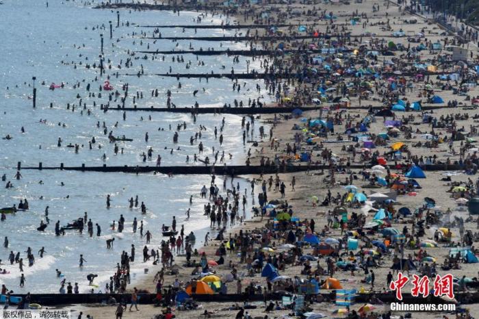 当地时间6月2日,英国伯恩茅斯,大量游客在海滩上享受好天气。