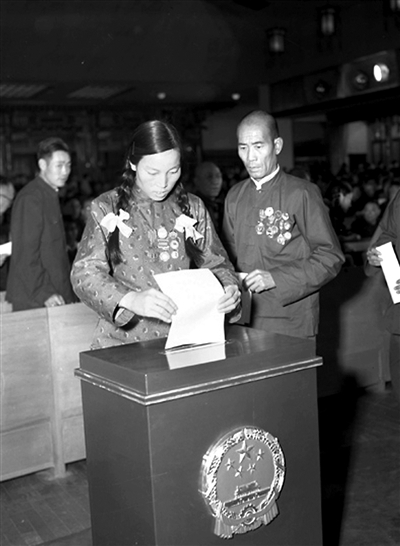 1954年第一届全国人民代表大会第一次会议召开,申纪兰在投票。新华社记者 曹兴华 摄