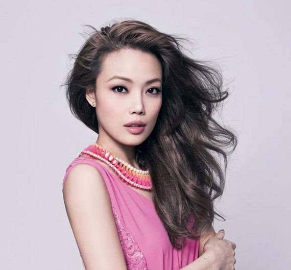 容祖儿晒男女亲吻图暗示有新恋情经纪人否认