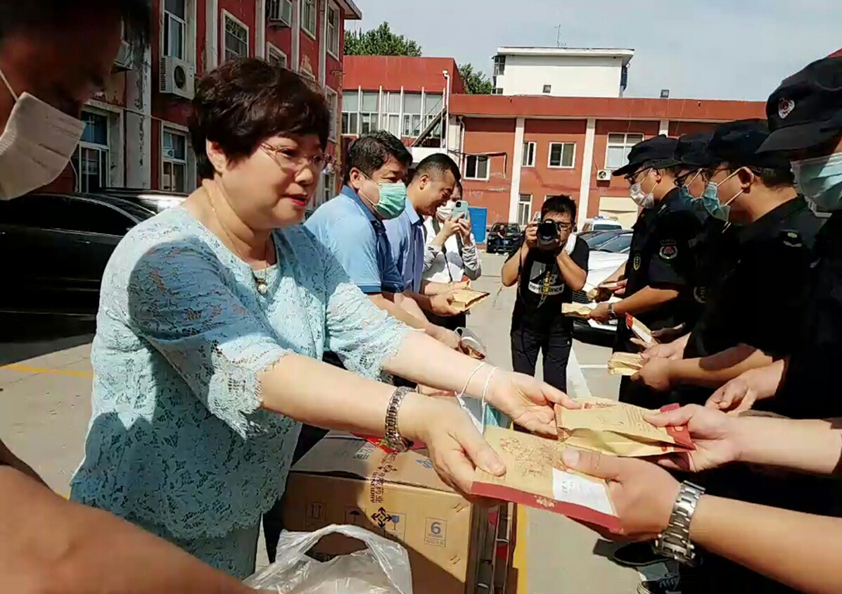 神威大药房开展“心系户外守护者，共建美丽和谐省会城”活动