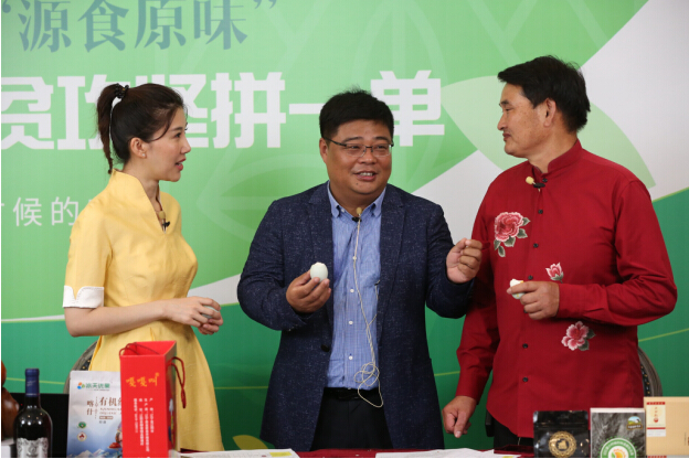 辽宁省灯塔市市长聂锦春为灯塔市佟二堡东荒农场有机大米助力受疫情