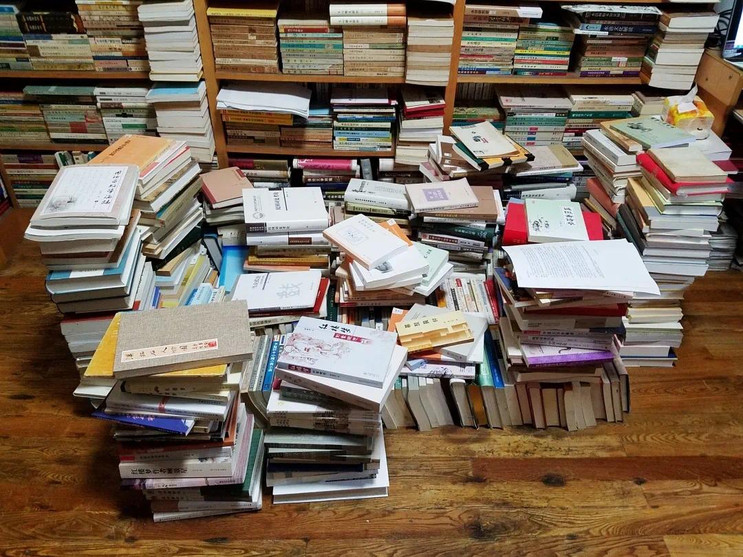 一摞堆叠的书籍高清摄影大图-千库网