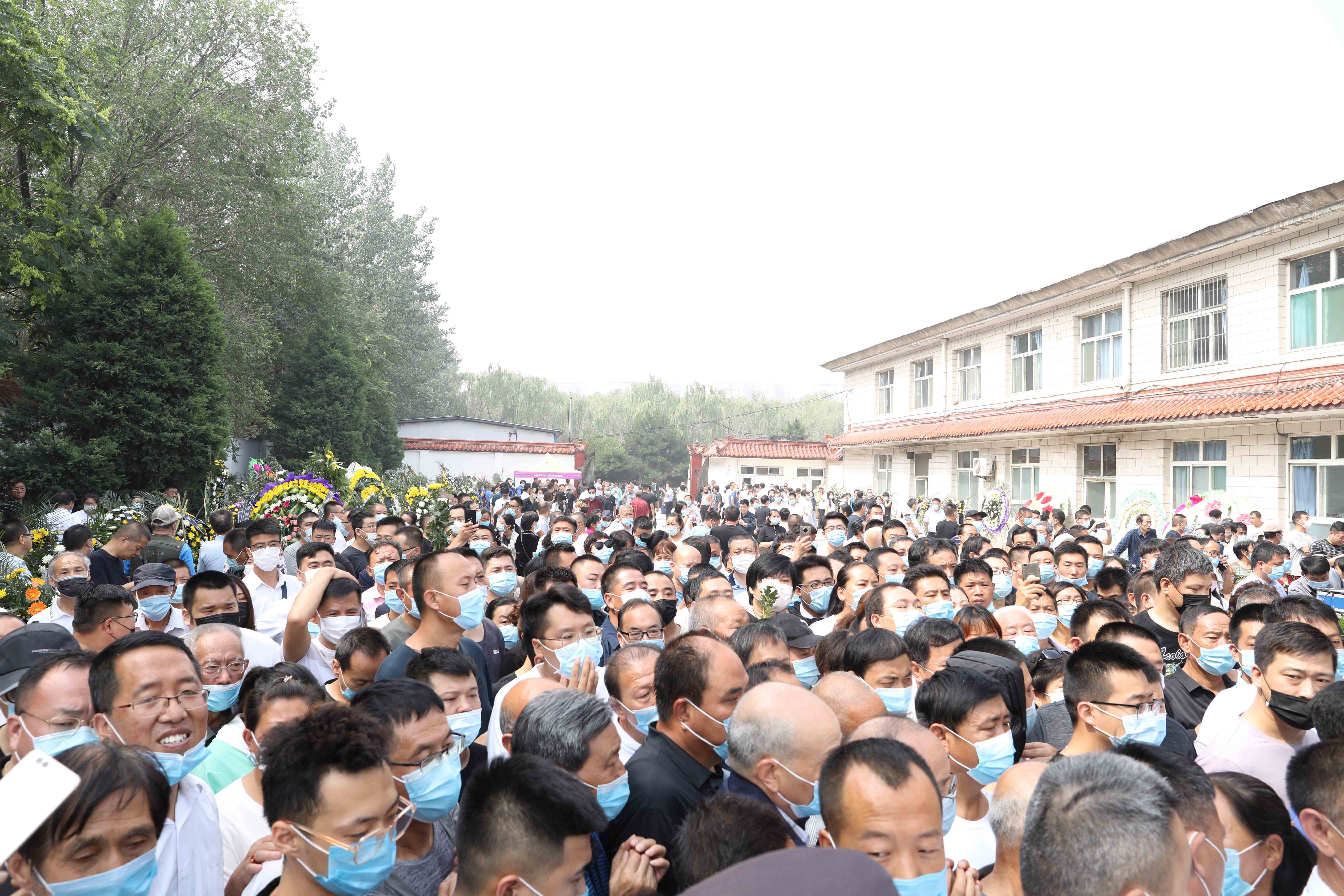 近万名群众自发来到长治殡仪馆,为申纪兰送行.
