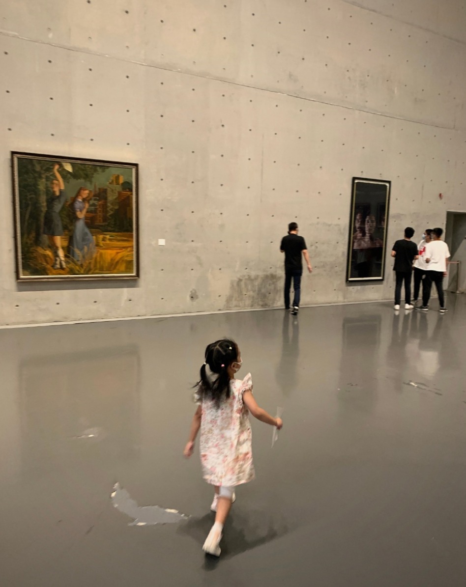 1/86月30日,张子萱在小号晒出带女儿安安看画展的背影照,并发文:"孩子
