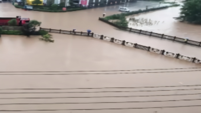 龙潭河水上涨，涪陵龙潭镇部分街道被淹
