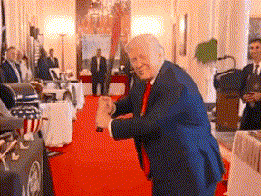 实拍：特朗普白宫内体验逛地摊 挥舞棒球棍表情搞笑