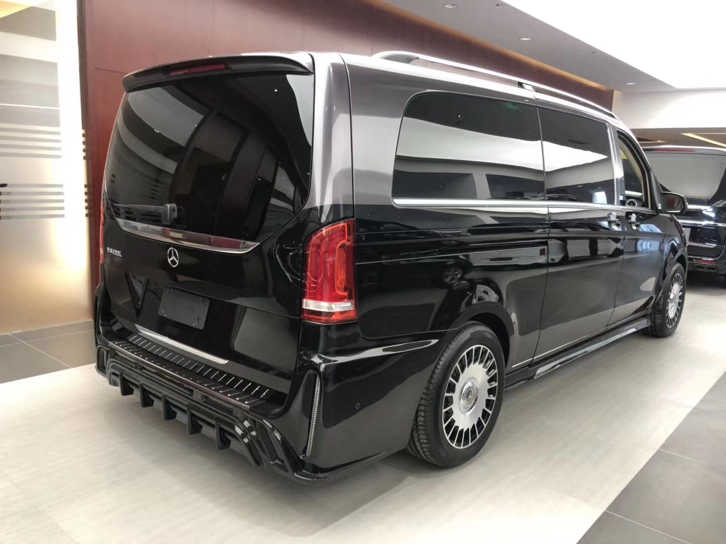 全新奔驰v260l改装迈巴赫豪华商务车
