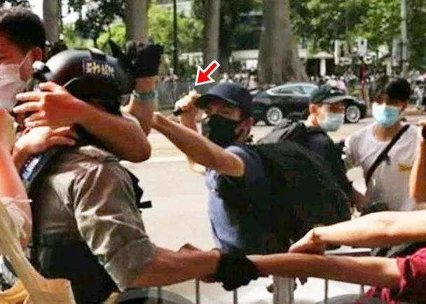 黄姓男子用利器插向警员肩膀。图源：香港“东网”