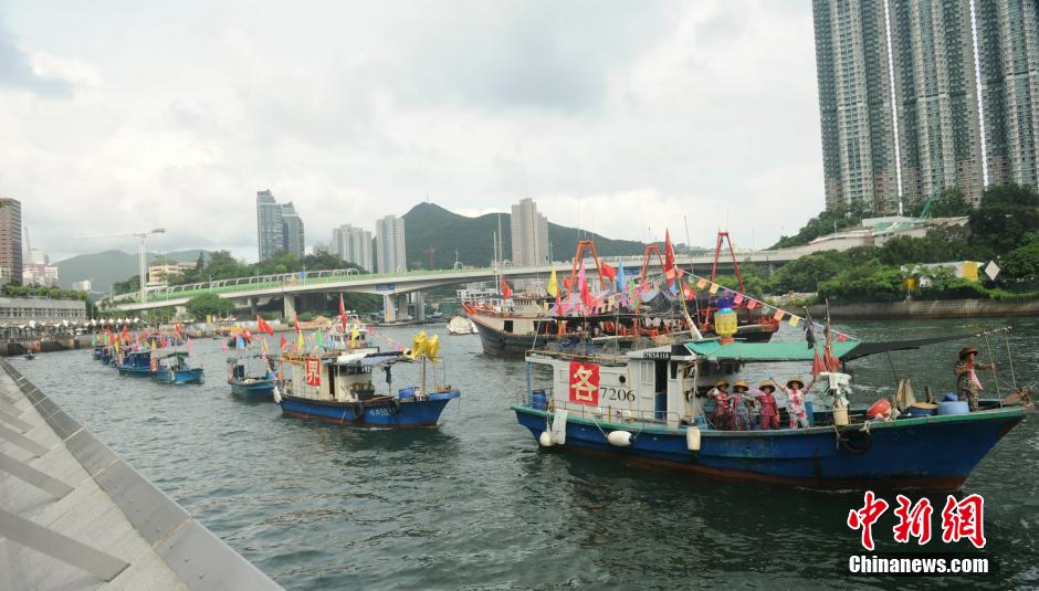 7月1日下午，香港有渔民举行彩艇巡游活动。17艘渔船在香港仔避风塘内巡游，庆祝香港回归祖国17周年。中新社发 谭达明 摄