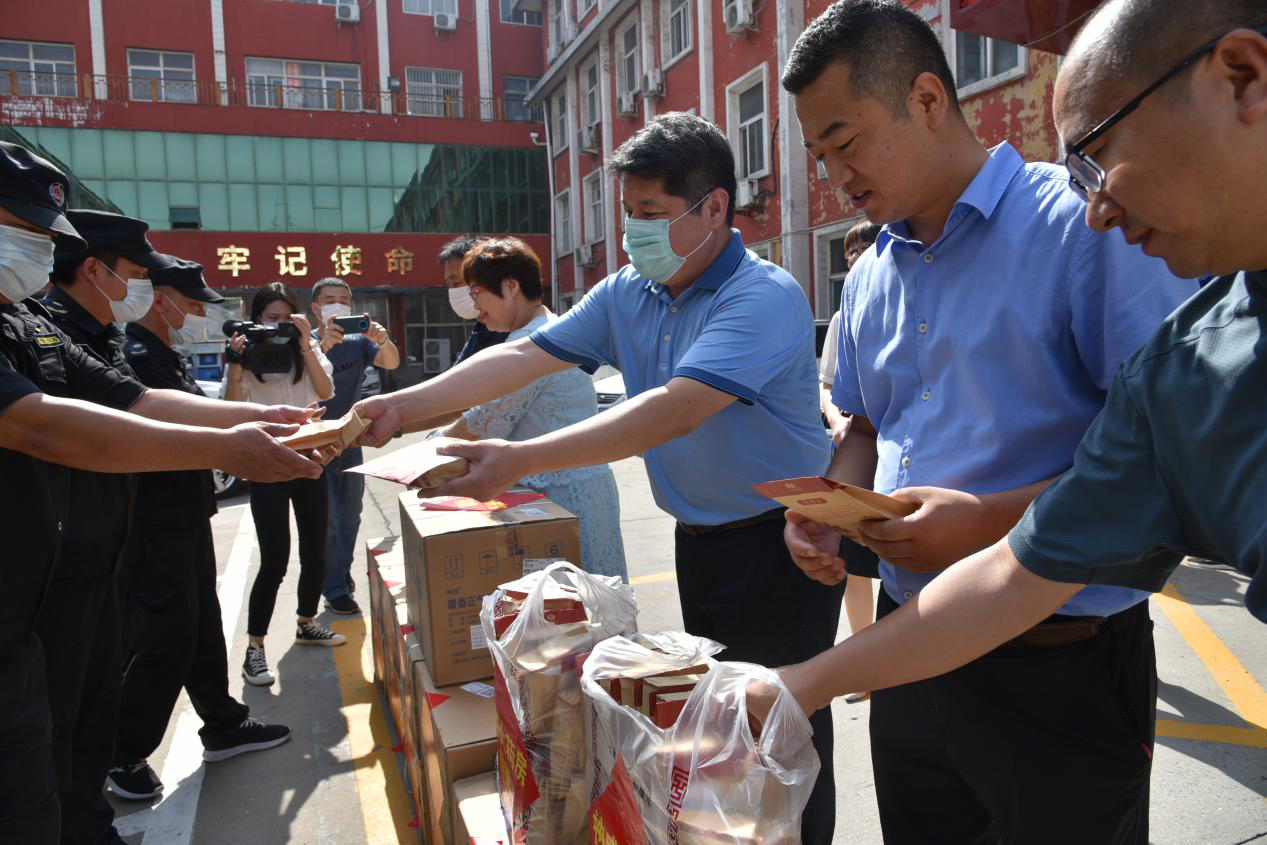 神威大药房开展“心系户外守护者，共建美丽和谐省会城”活动