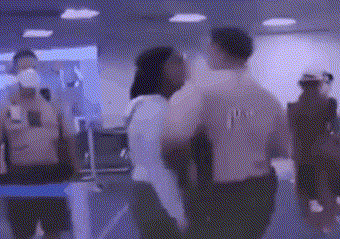 美国机场警察打人视频曝光！女子被怒扇耳光
