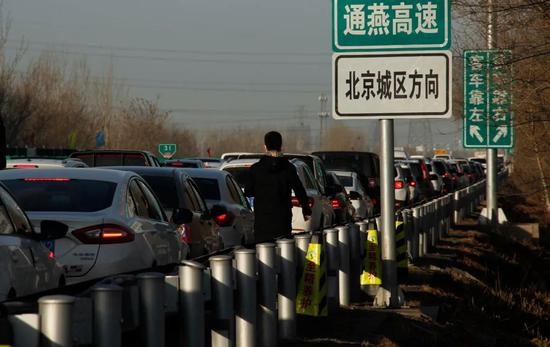 燕郊北京通勤需要7天一測核酸檢查站現場是這樣