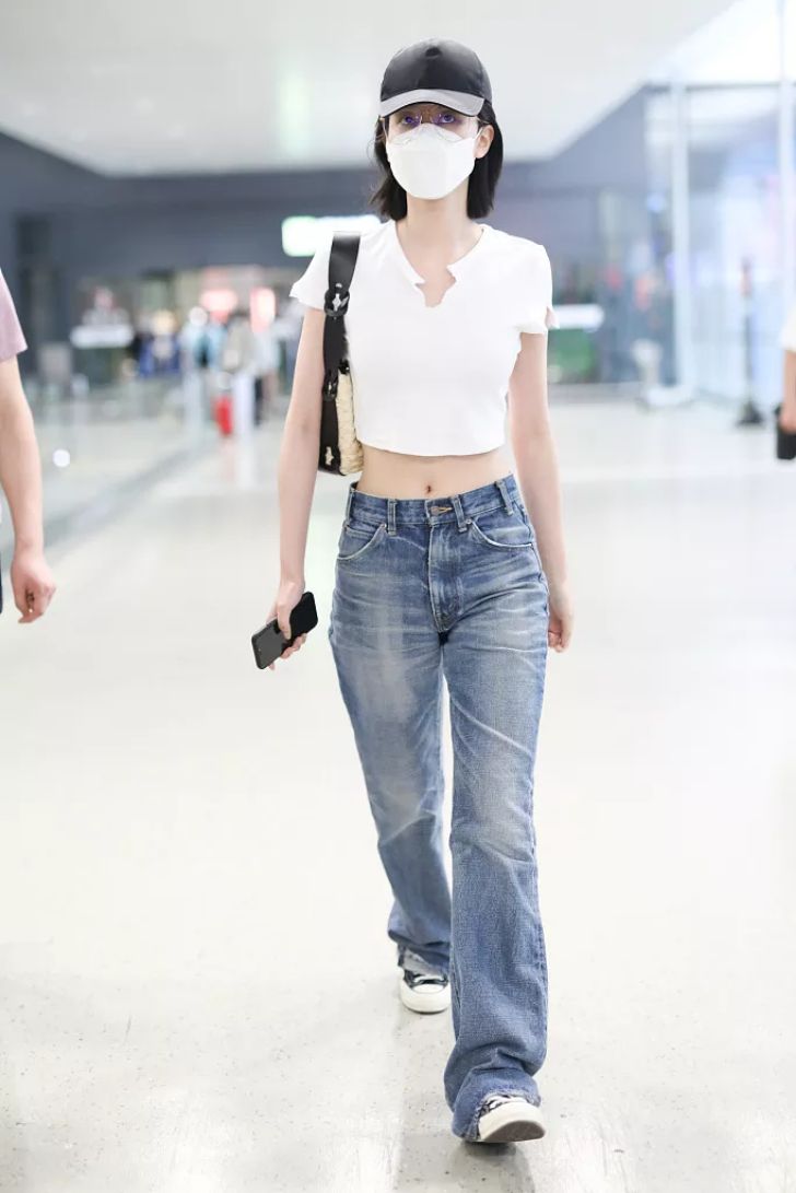 跟着郑爽何穗入手草编包后 有夏天度假内味儿了!