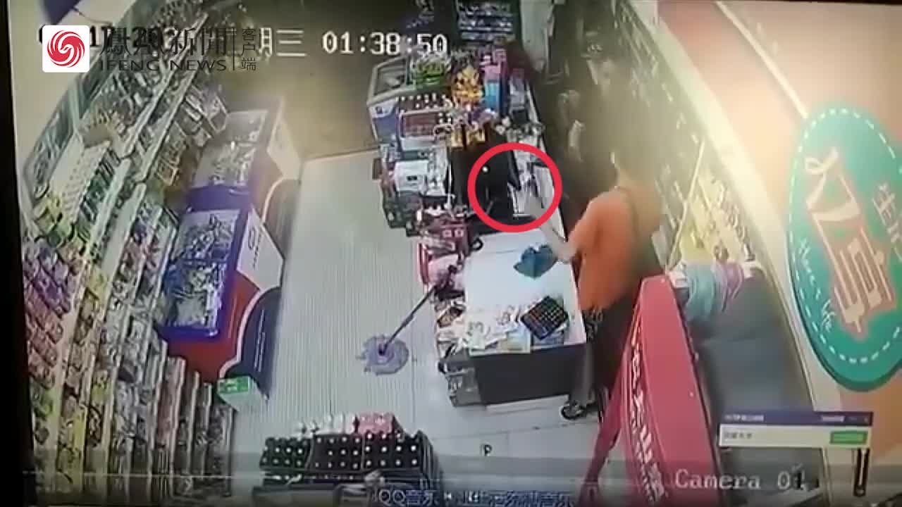 10秒内6次爆头！男子持刀便利店抢劫 被店员当场用啤酒瓶砸懵