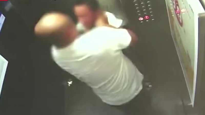 厦门男子电梯内暴打12岁男孩：掐脖子举起来猛扇耳光