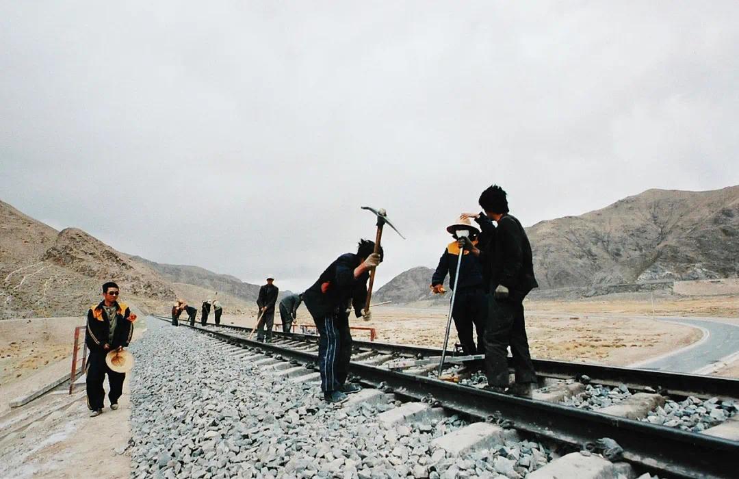 ▲ 青藏铁路的工人在施工。图/视觉中国