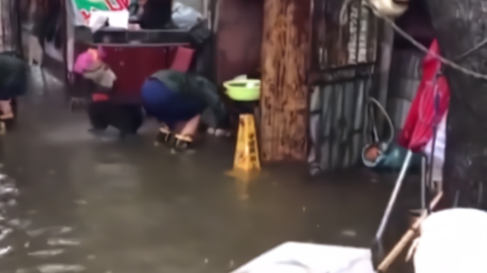 无锡暴雨引发内涝，消防排水救“汪星人”（视频）