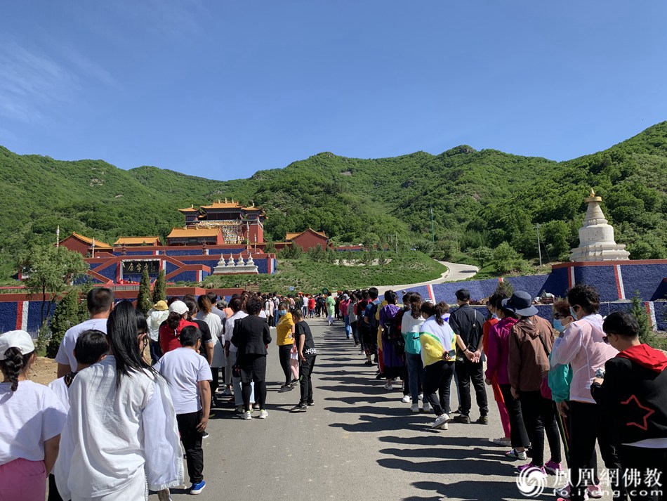 信众有序排队，等候入寺（图片来源：凤凰网佛教 摄影：赤峰康宁寺）