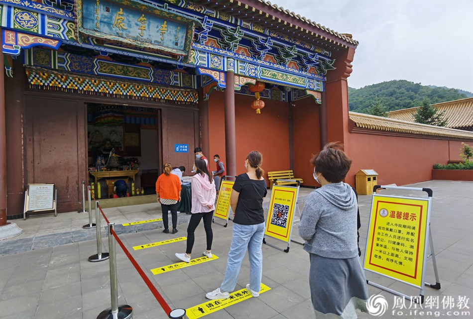 信众佩戴口罩，排队扫码，登记入寺（图片来源：凤凰网佛教 摄影：赤峰康宁寺）