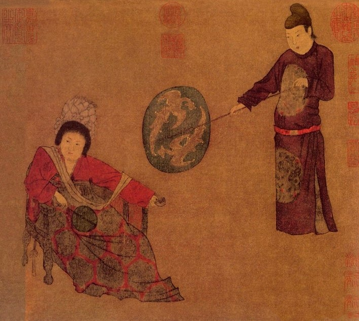 唐·周昉《挥扇仕女图》（局部），这是一幅表现贵族女人生活的作品，周昉出身豪门显宦，对唐朝的高层生活非常熟悉