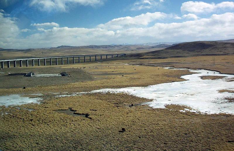 ▲ 青藏铁路穿越的地方时常有冰雪。图/Wikipedia