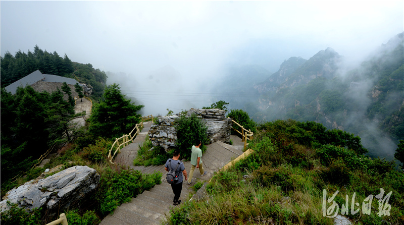 2020年7月4日,游客雨后赏国家5A级旅游景区--白石山美景。