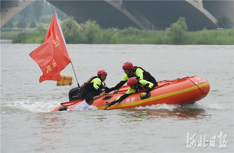 2020年7月9日，抢险人员在石家庄市在滹沱河综合整治5号水面，现场进行模拟水域救援演练。河北日报记者史晟全摄影报道