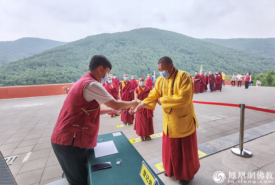 僧众入寺前测量体温（图片来源：凤凰网佛教 摄影：赤峰康宁寺）