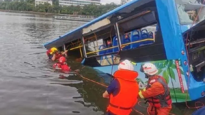 贵州公交车坠湖已致21人死亡 救援人士：司机身体不像有问题