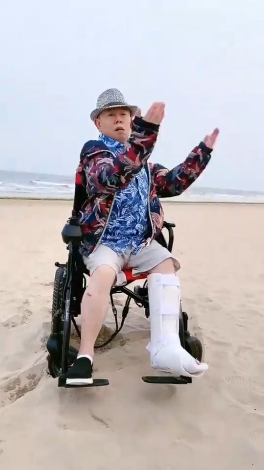 人老心未老潘长江骨折演绎乘风破浪的大爷