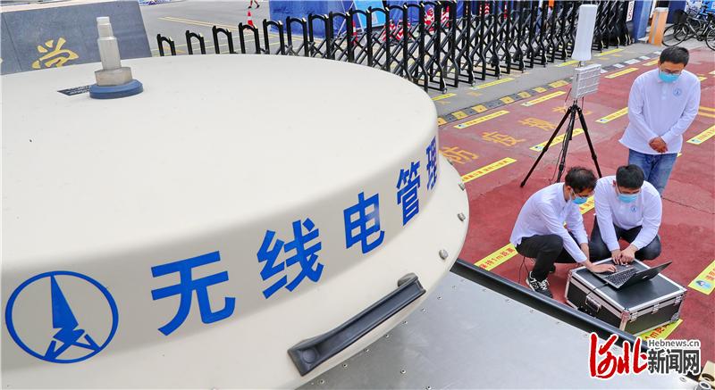 无线电管理局工作人员在秦皇岛市第三中学考点进行无线电电磁环境监测