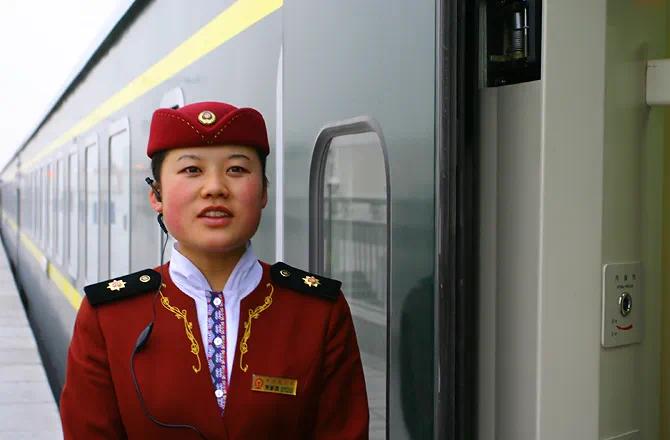 ▲ 青藏铁路列车上的乘务员。图/Wikipedia