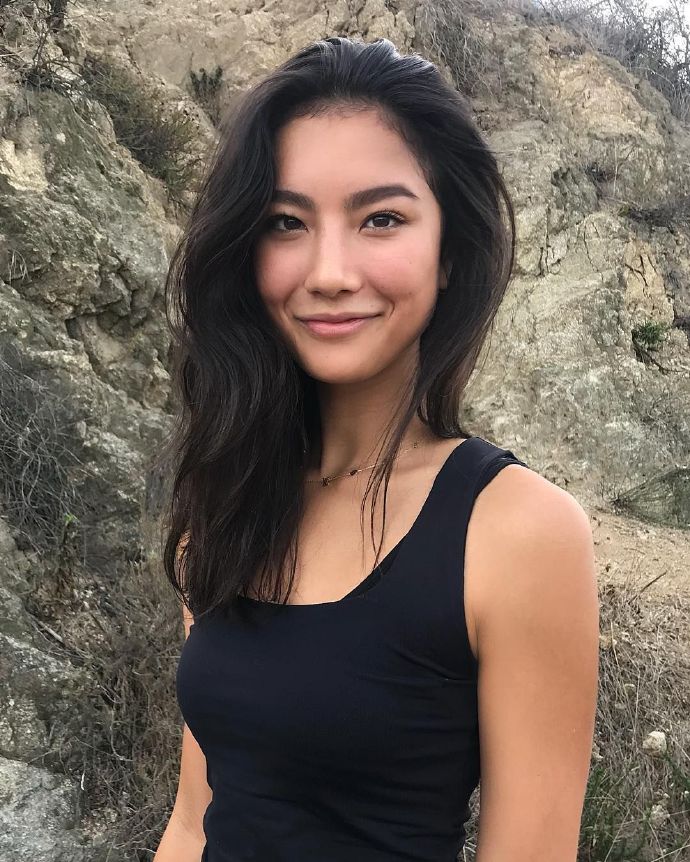 该剧根据日本恐怖漫画家伊藤润二创作的同名系列漫画改编,讲述一个