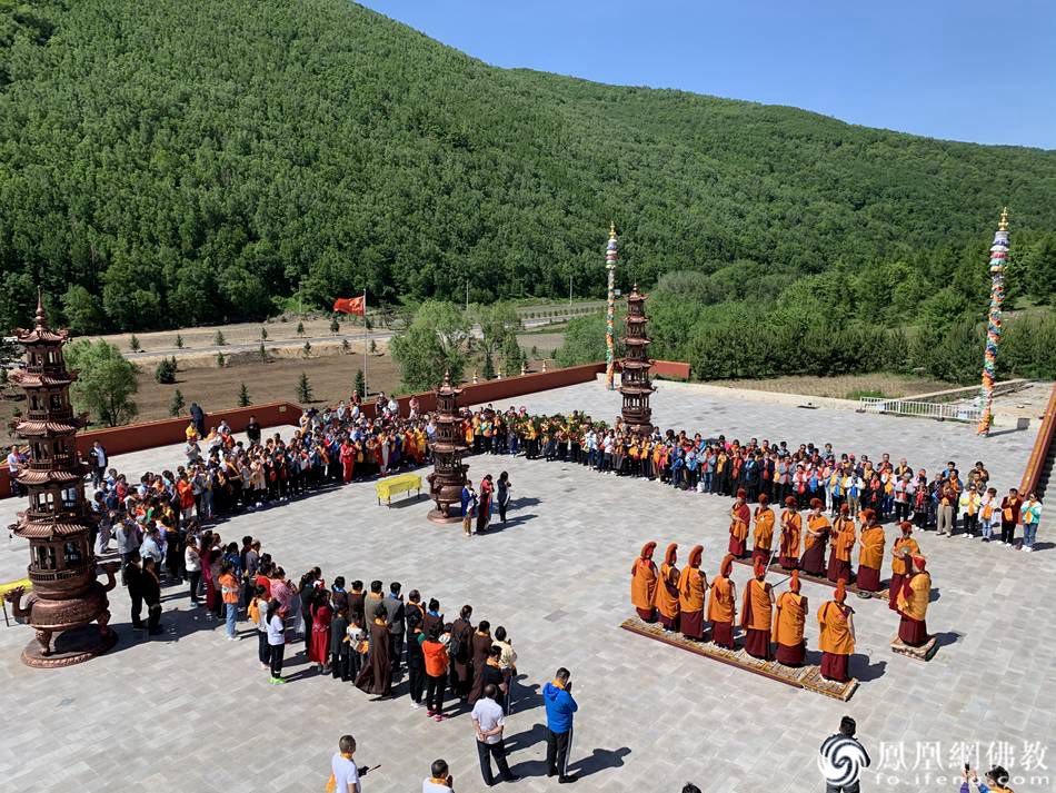 开放首日赤峰康宁寺举行祈福法会（图片来源：凤凰网佛教 摄影：赤峰康宁寺）