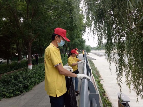 沧州妇幼志愿者在擦拭大运河围栏