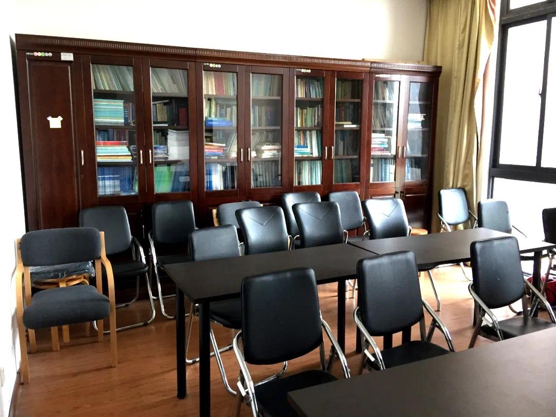 胡文兵教授在化学楼里的书房，也是课题组讨论室
