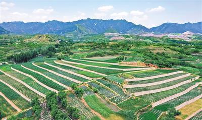 近年来,钢铁重镇迁安市把矿山生态修复治理作为高质量发展的重要支点